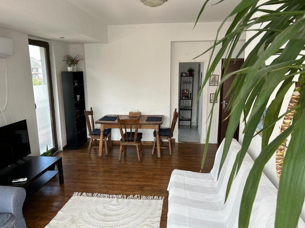Lovely Apartment In Villa In Bukarest Exterior foto